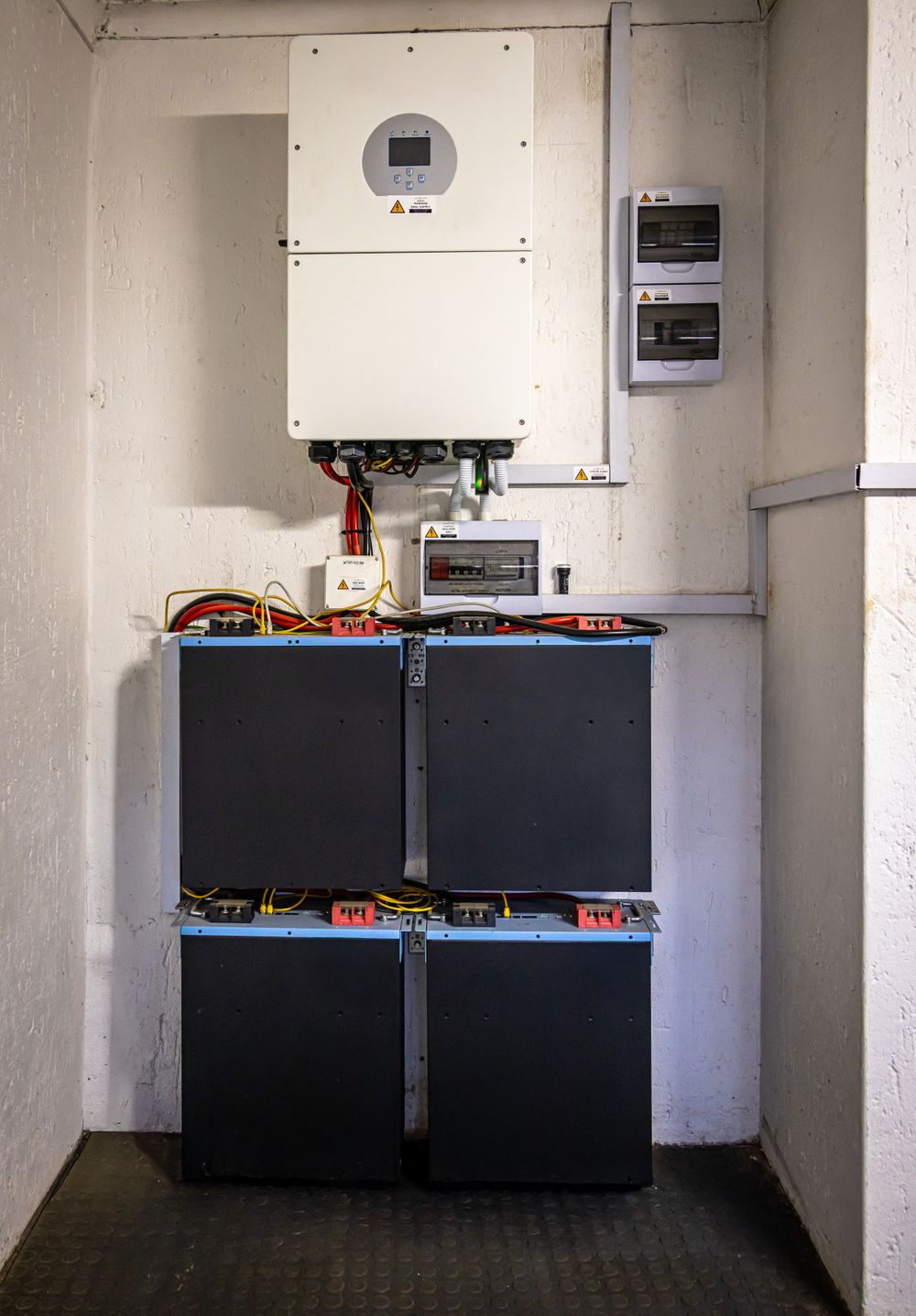 Sistema di accumulo a batterie con inverter installato a parete