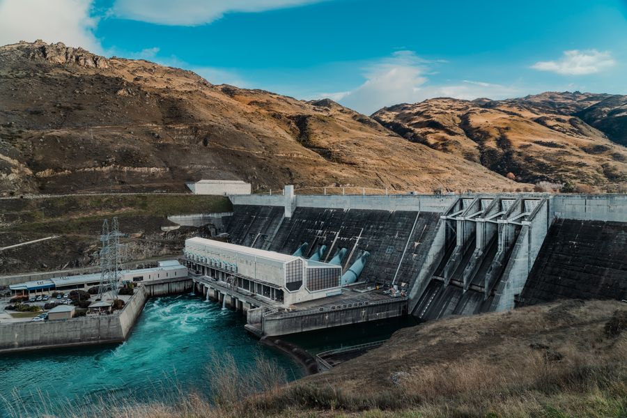 Impianto idroelettrico su un fiume tra le montagne